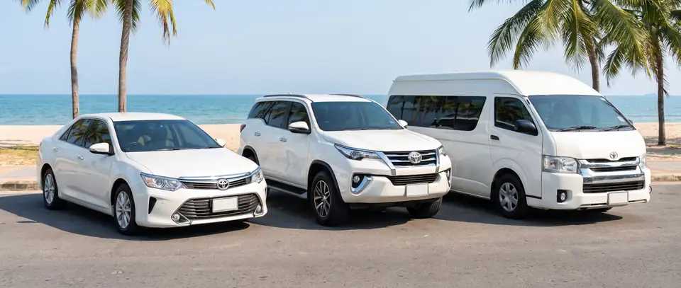 Limousine, SUV und Van an der Strandpromenade von Hua Hin